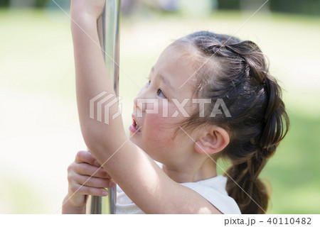 公園で遊ぶ女の子 40110482