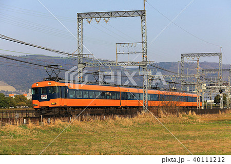 平城宮跡の中を走る近鉄特急 40111212