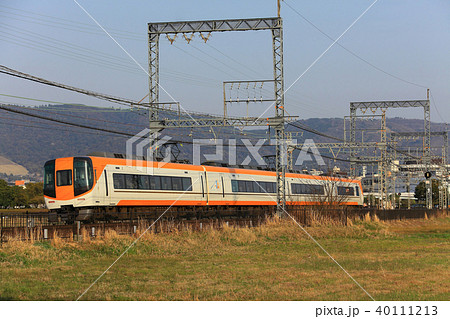 平城宮跡の中を走る近鉄特急 40111213