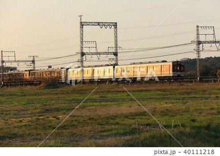 夕日に照らされる近鉄1230系と5800系 40111218