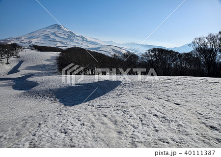 鳥海山と善神沼の残雪 鳥海山と善神沼の残雪 40111387