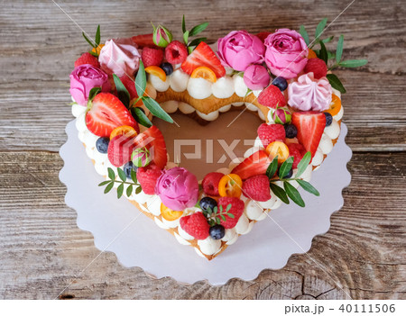 home made heart shaped wedding cake 40111506