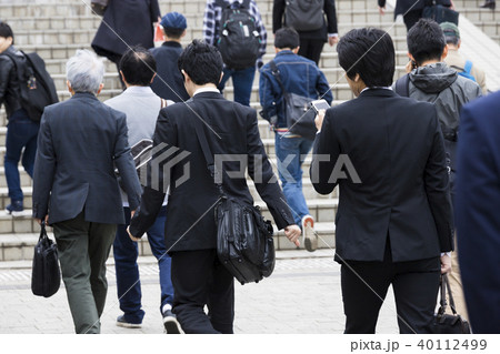 働く人たちの後ろ姿 40112499