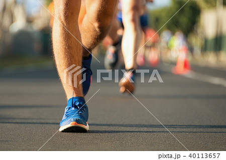 Marathon running in the light of evening Marathon running in the light of evening 40113657