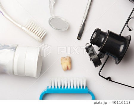 Extracted teeth around dental tools Extracted teeth around dental tools 40116113