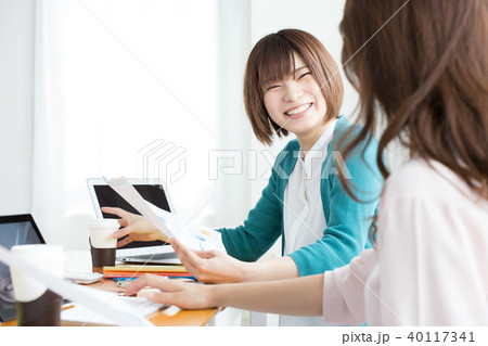 働く女性 40117341