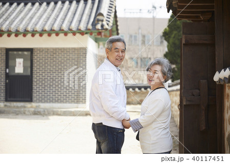 高齢者 老人 振り返っ表示 40117451