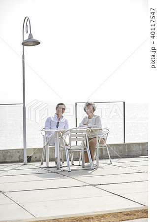 高齢者 老人 露天カフェ 40117547
