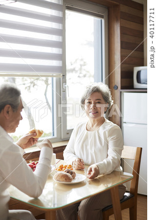 高齢者 老人 夫婦 40117711
