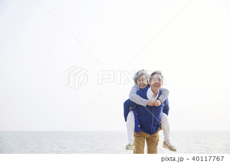 高齢者 老人 海 40117767