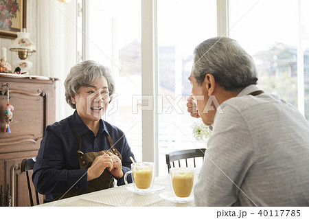 2 60代 家族 40117785