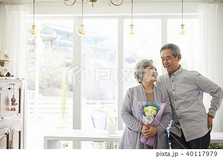 記念日 花束 高齢者 40117979