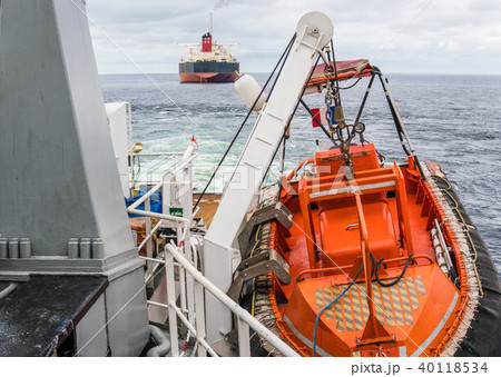 AHTS vessel doing static tow tanker lifting. Ocean tug job AHTS vessel doing static tow tanker lifting. Ocean tug job 40118534