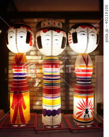 「おばあちゃんの原宿」巣鴨地蔵通り商店街に位置するとげぬき地蔵のこけしの姿をした光る巨大な灯ろう 40119100