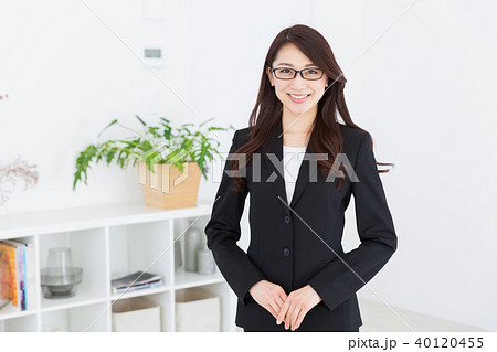 リラックスする女性　ビジネス 40120455