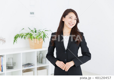 リラックスする女性　ビジネス 40120457