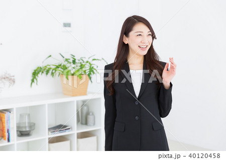 リラックスする女性　ビジネス 40120458