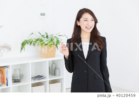 リラックスする女性　ビジネス 40120459