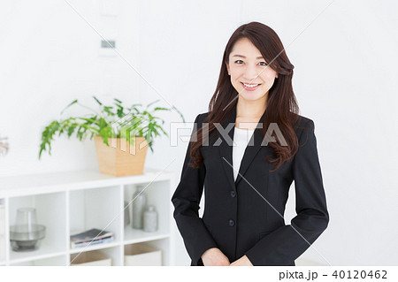 リラックスする女性　ビジネス 40120462