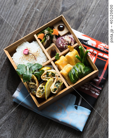 春巻きとだし巻きの弁当 春巻きとだし巻きの弁当 40120600