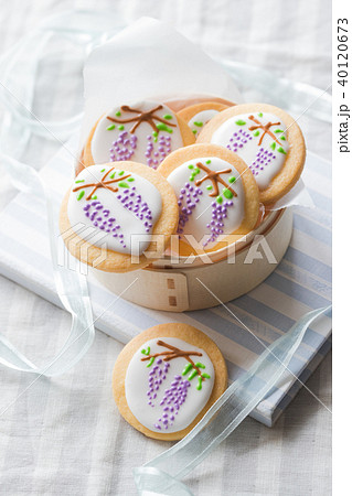 藤の花のアイシングクッキーの写真素材