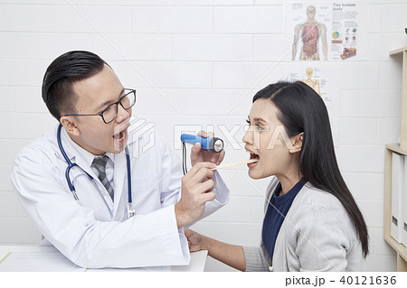 Doctors treat patients with care. 40121636