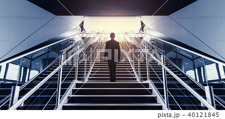 階段をのぼる男性 階段をのぼる男性 40121845