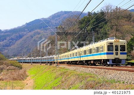 山間部を走る小田急5200形 40121975