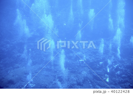 scuba driving 40122428