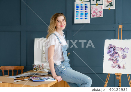 leisure art talent expression girl drawing picture 40122985