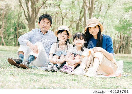 家族でハイキング　小学生2人姉妹と若い夫婦 40123791