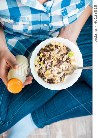 Girl with a plate of muesli 40123919