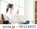 若い女性（スマホ） 40124833