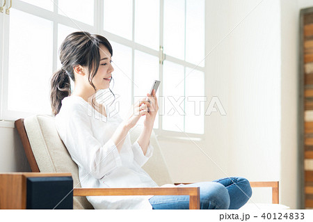 若い女性 スマホ の写真素材