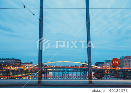 Pilsudzki bridge in Krakow at twilight, Poland Pilsudzki bridge in Krakow at twilight, Poland 40125378