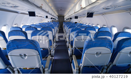 empty aircraft cabin during flight blue salon の写真素材 40127219