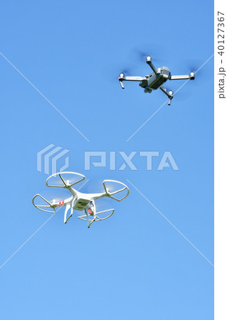 飛行する2機のドローン 飛行する2機のドローン 40127367