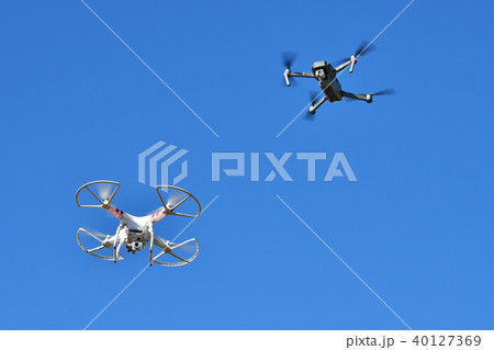 飛行する2機のドローン 飛行する2機のドローン 40127369