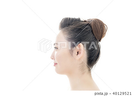 若い女性の美容イメージ 横顔の写真素材