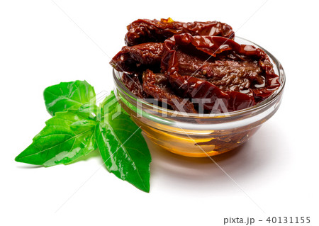 Canned Sundried or dried tomato halves in glass bowl 40131155