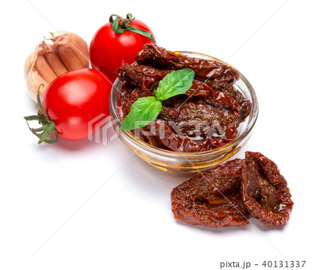 Canned Sundried or dried tomato halves in glass bowl 40131337