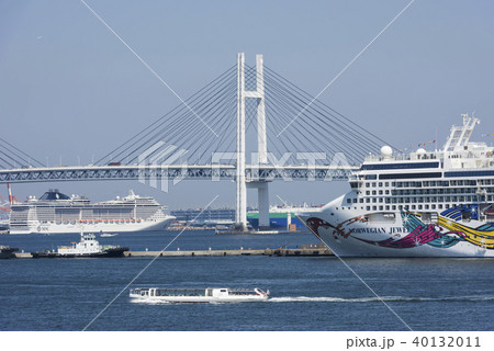 横浜ベイブリッジと大型客船 40132011