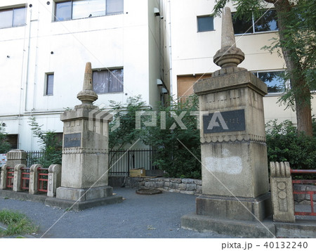 川崎市川崎区の稲毛公園にある旧六郷橋の親柱 40132240