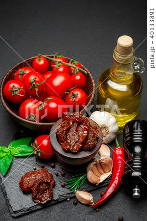 Canned Sundried or dried tomato halves in wooden bowl 40133891