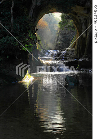 洞窟に太陽の光が差し込む瞬間 洞窟に太陽の光が差し込む瞬間 40134005
