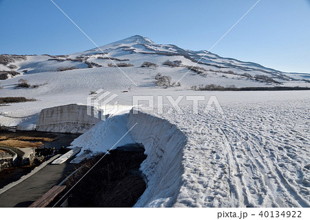 鳥海山春の竜ヶ原湿原積雪あり 鳥海山春の竜ヶ原湿原積雪あり 40134922
