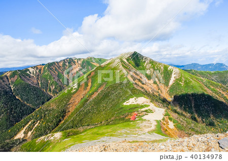 秋の常念岳登山 常念乗越と横通岳 の写真素材