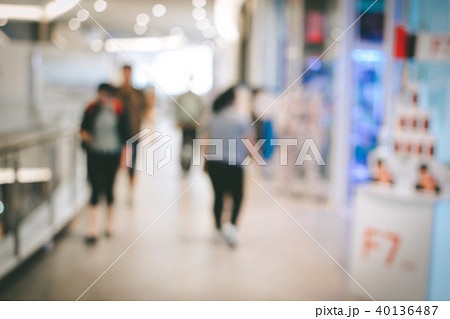 Blurred image people and bookshelves in library  40136487