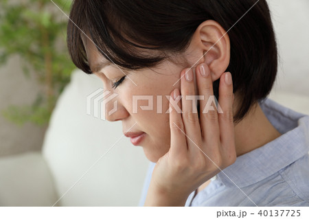 耳の奥が痛む 耳の奥が痛む 40137725