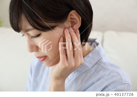 耳の奥が痛む 40137726